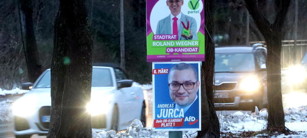 „Bodycheck“ beim Plakatieren: Augsburger Stadtrat berichtet von Zusammenstoß mit AfD-Helfern