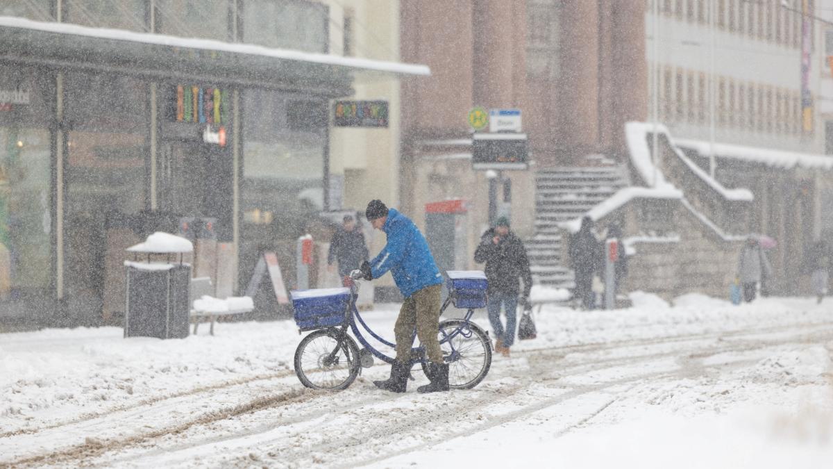 Schulausfall-Schneebr-che-und-liegengebliebene-Lkws-So-war-die-Lage-am-Dienstag-in-Unterfranken