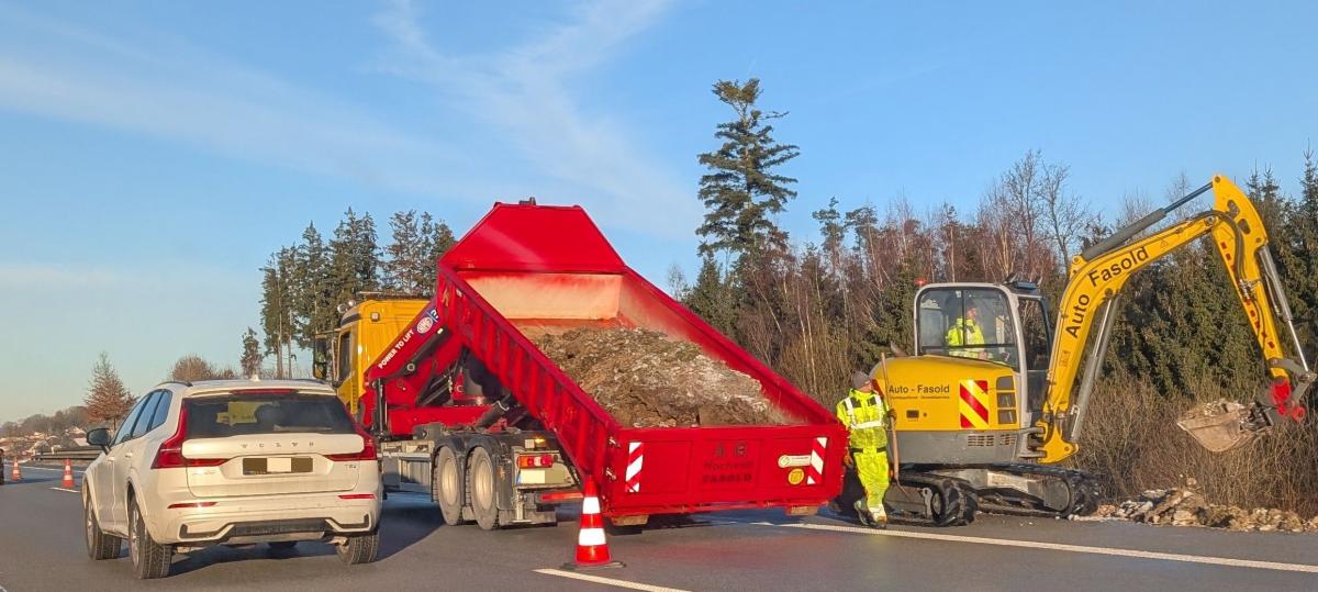 Stau auf A8 vorprogrammiert: Abgerutschter Lkw ist zwar geborgen – hat aber Diesel verloren