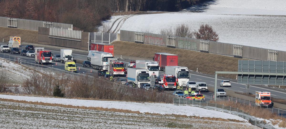 Sperre auf Autobahn A8 zwischen Dasing und Adelzhausen nach Unfall mit acht Fahrzeugen aufgehoben