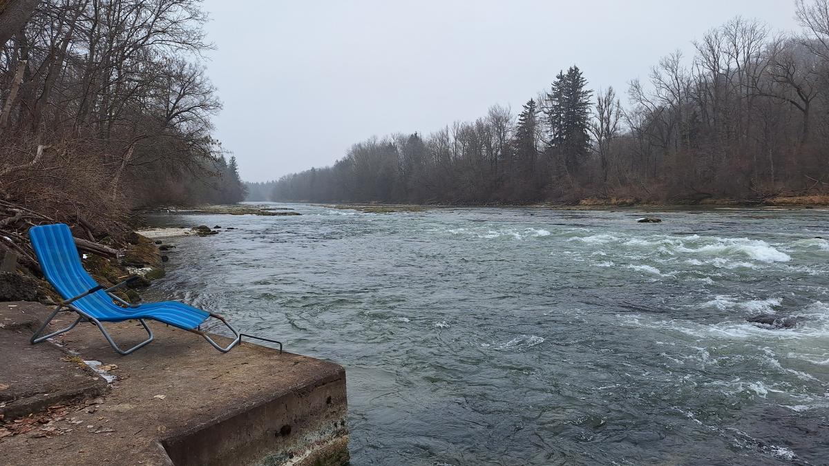 Eine-Sonnenliege-am-winterlichen-Lech