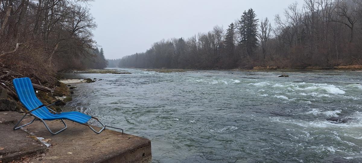 Eine Sonnenliege am winterlichen Lech