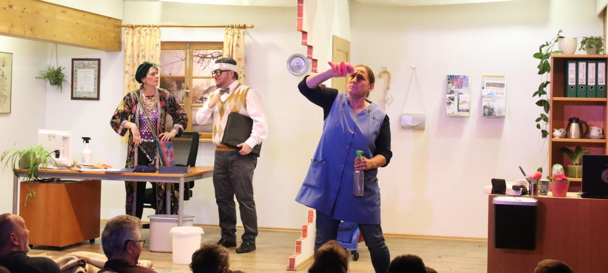 Theatergruppe sorgt mit Dreiakter für einen unterhaltsamen Abend