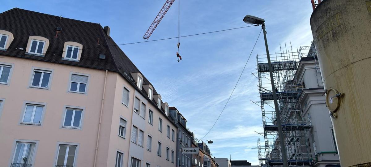 Spektakuläre Taubenrettung: Hängt ein Feuerwehrmann am Kran...
