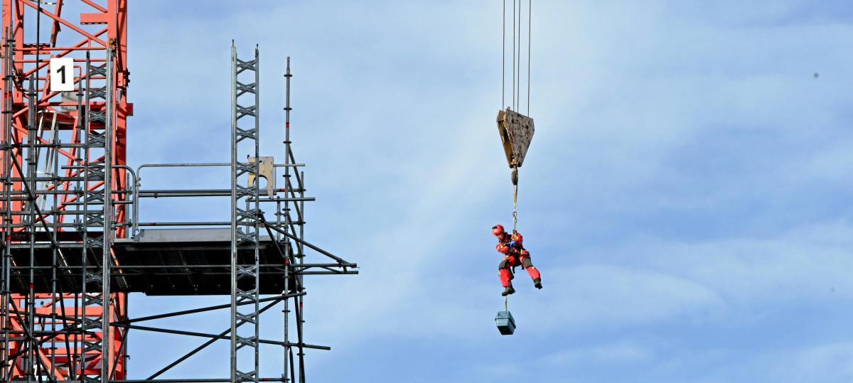 Spektakuläre Taubenrettung in Augsburg: Feuerwehrmann hängt an einem Kran