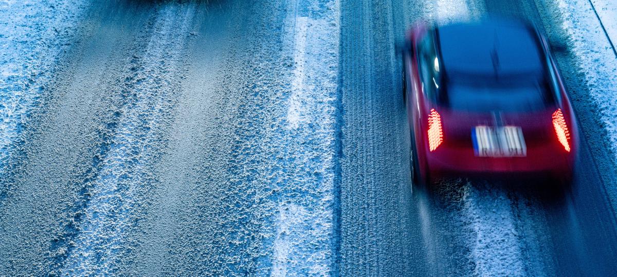 Neuschnee und Glatteis sorgen für Unfälle und Verkehrsprobleme auf Bayerns Straßen