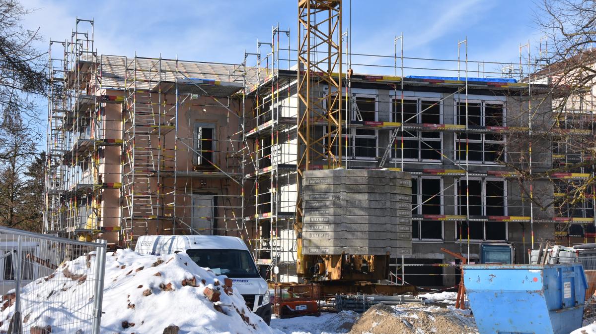 Der-T-rkise-Fl-gel-am-Gymnasium-in-Donauw-rth-ist-Baustelle