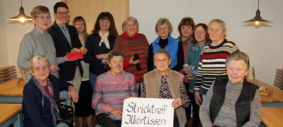 Kreativ und großzügig: Stricktreff spendet an die Kartei der Not