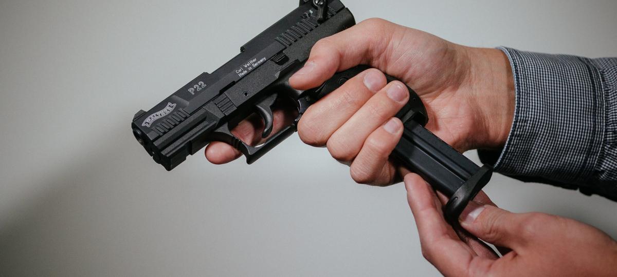 Streit um Küchenverkauf eskaliert: 29-Jährige bedroht Mann mit Waffe