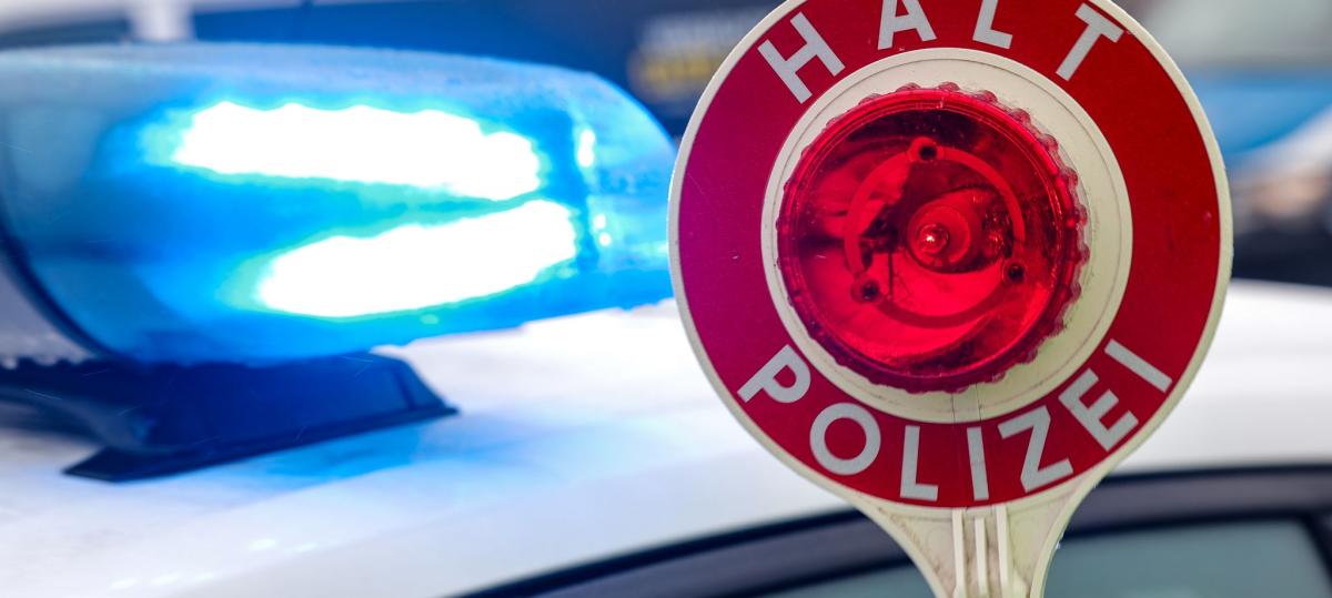 Zu elft im Auto: Eltern nachts mit acht unangeschnallten Kindern unterwegs