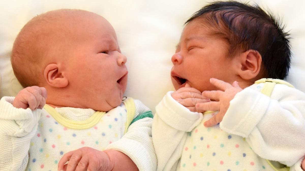 Doppelt-hoch-drei-Eltern-in-Bayern-erleben-die-dritte-Schwangerschaft-mit-Zwillingen