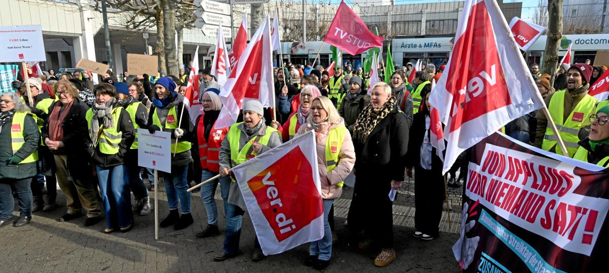 Lärm an der Uni: Beschäftigte streiken in Augsburg lautstark für mehr Lohn