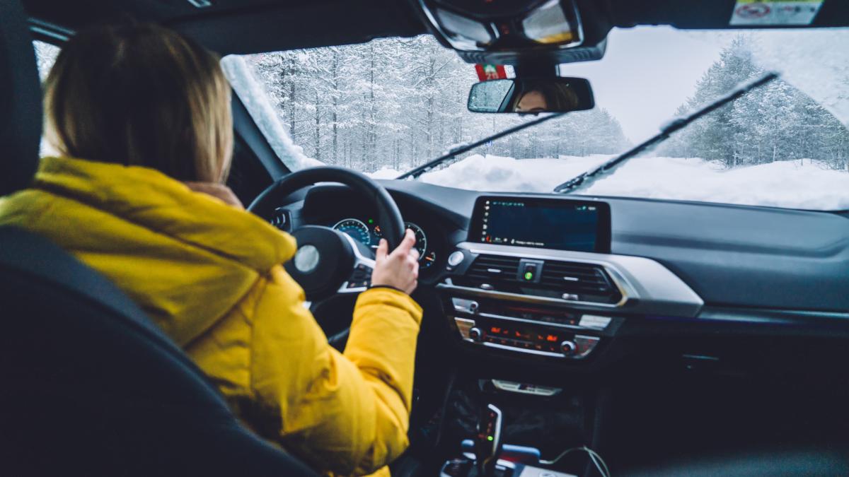 Autofahren-bei-Schnee-und-K-lte-Diese-Dinge-d-rfen-im-Winter-nicht-im-Auto-fehlen