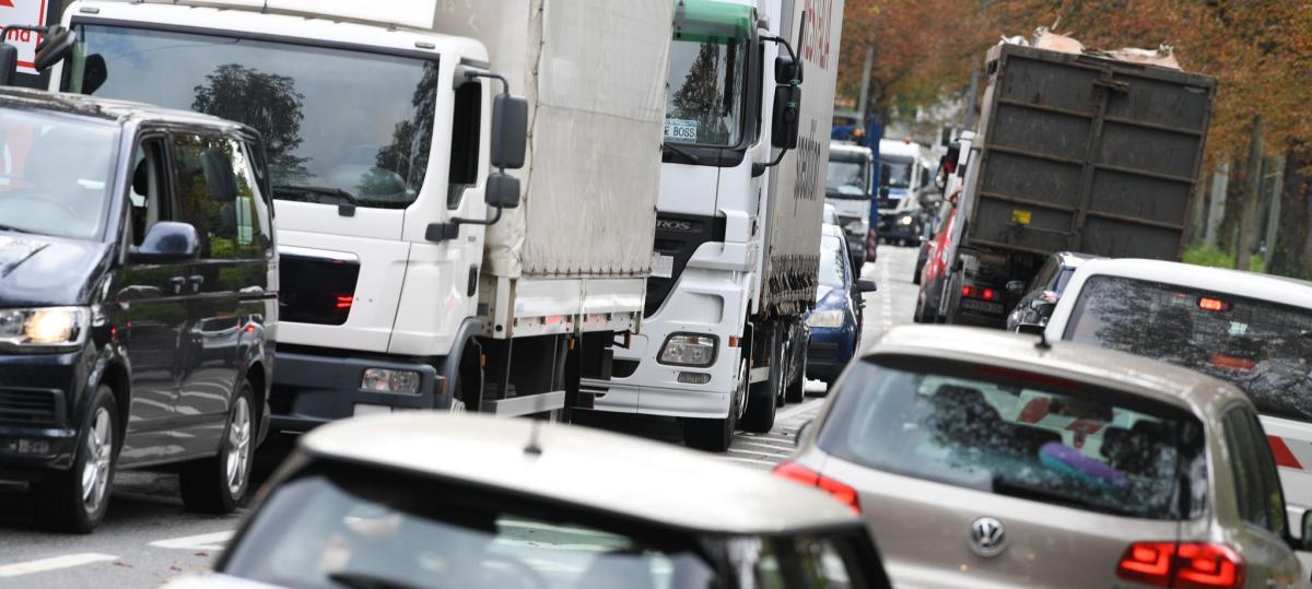 Rechter Fahrstreifen nach Panne gesperrt: Kilometerlanger Stau auf der A8