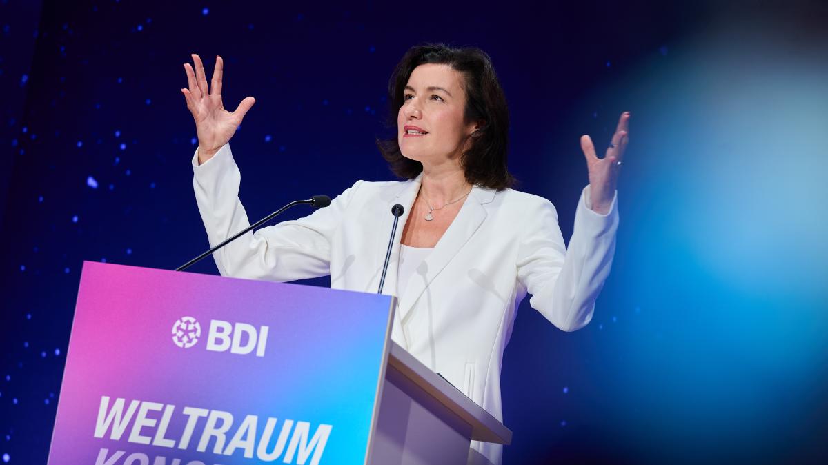 W-rden-Sie-mit-zum-Mond-fliegen-Frau-B-r-Ja-sofort-