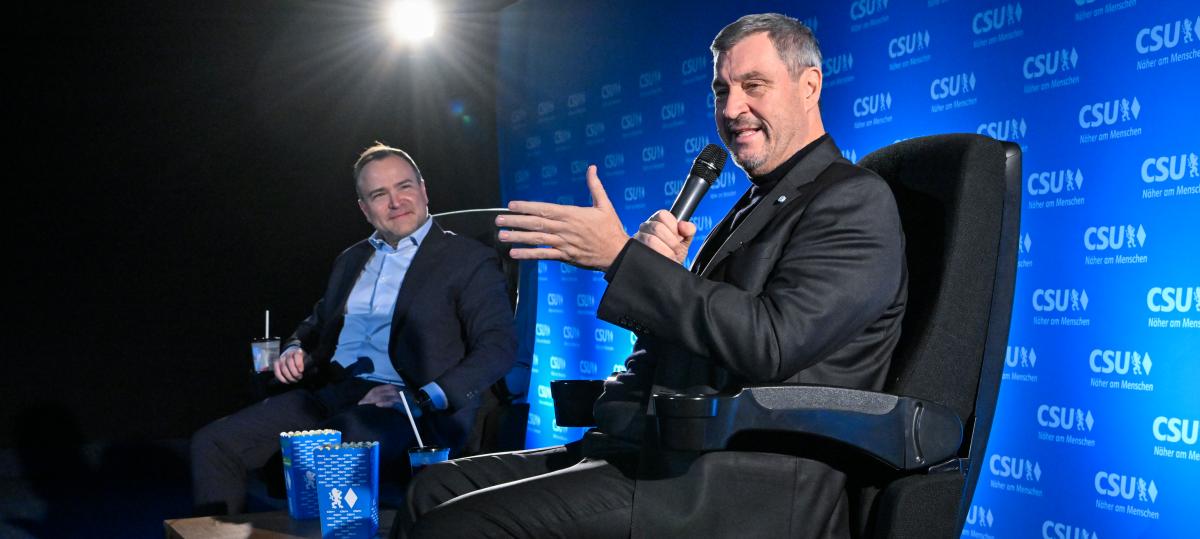 Investitionen, Grenzpolizei und Mütter: Söder im „Kino Talk“ mit Landsberger Landrat
