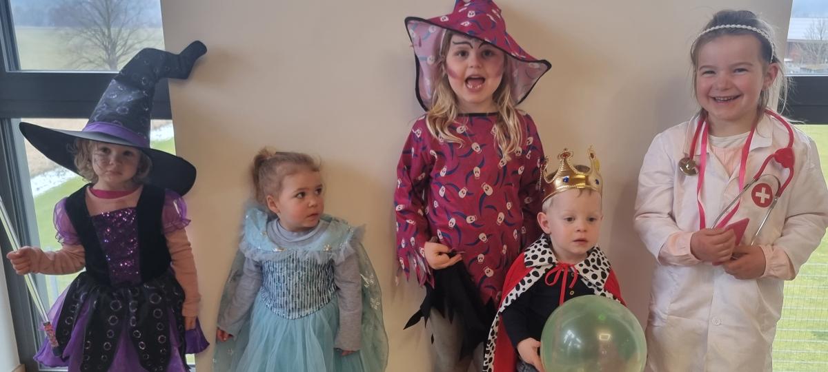 Märchengestalten, Meerjungfrauen und Räuber beim Kinderfasching der Lechstrolche