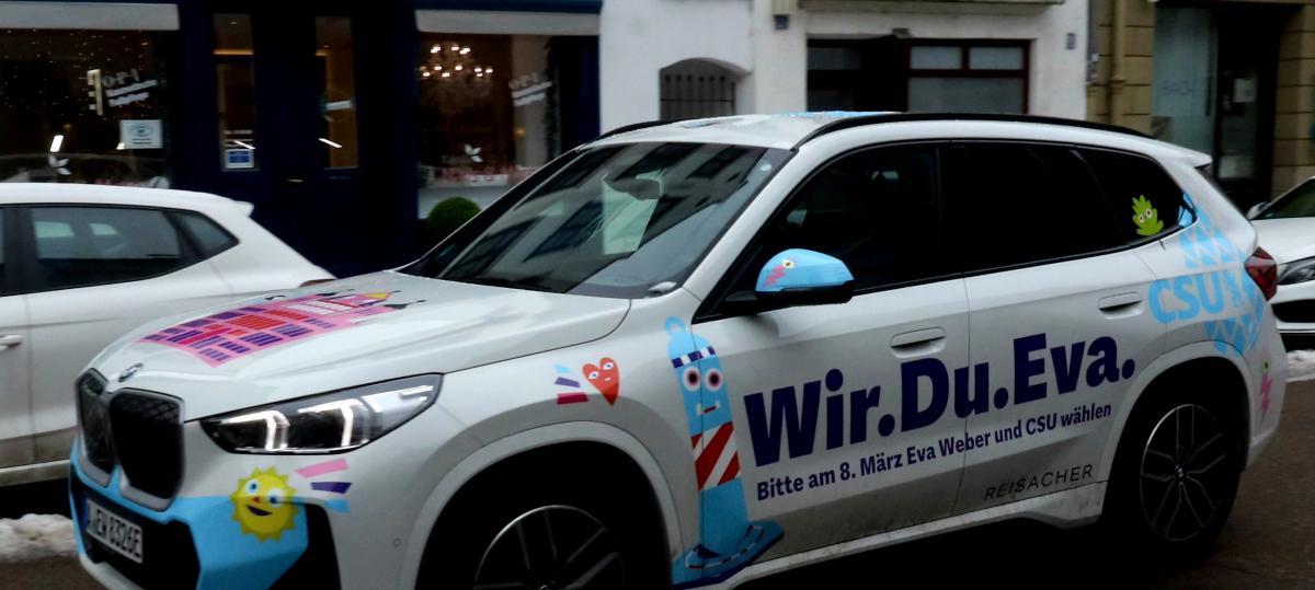 OB Eva Weber macht Wahlkampf mit einem „lebenden“ Christkindlesmarkt-Poller