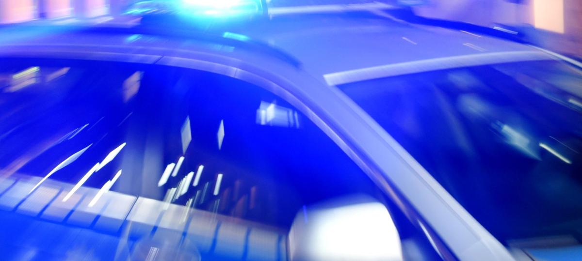 Mann greift wartende Passanten an