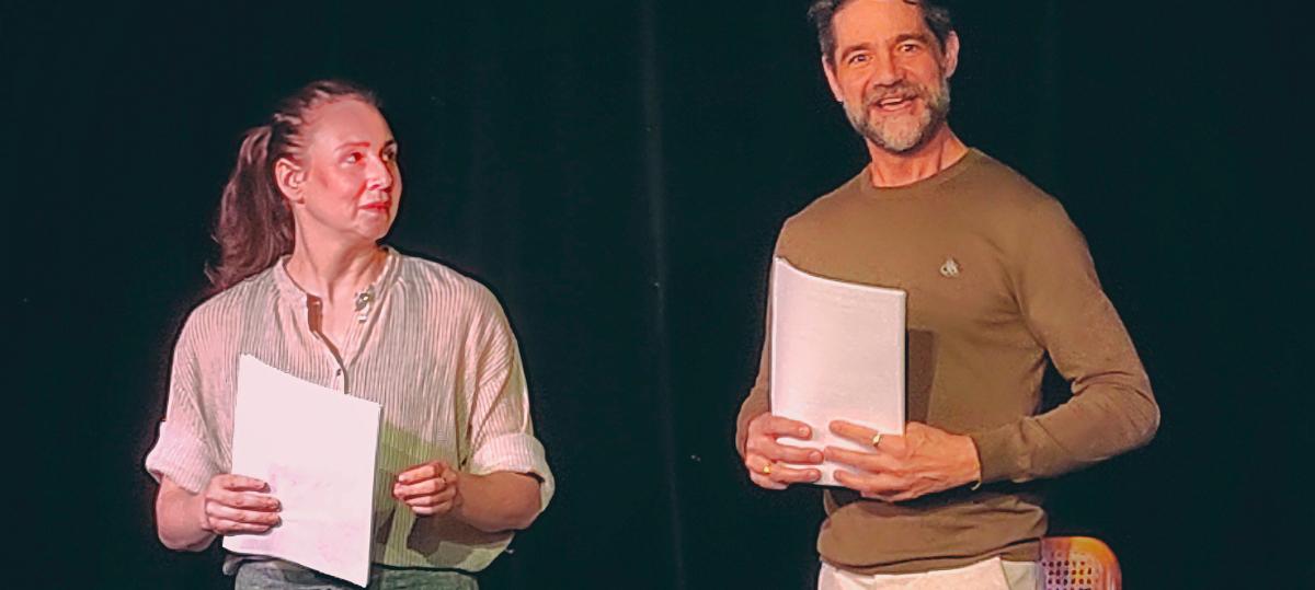 Eine schweizerisch-deutsche Satire, die in der Theaterei ins Schwarze trifft