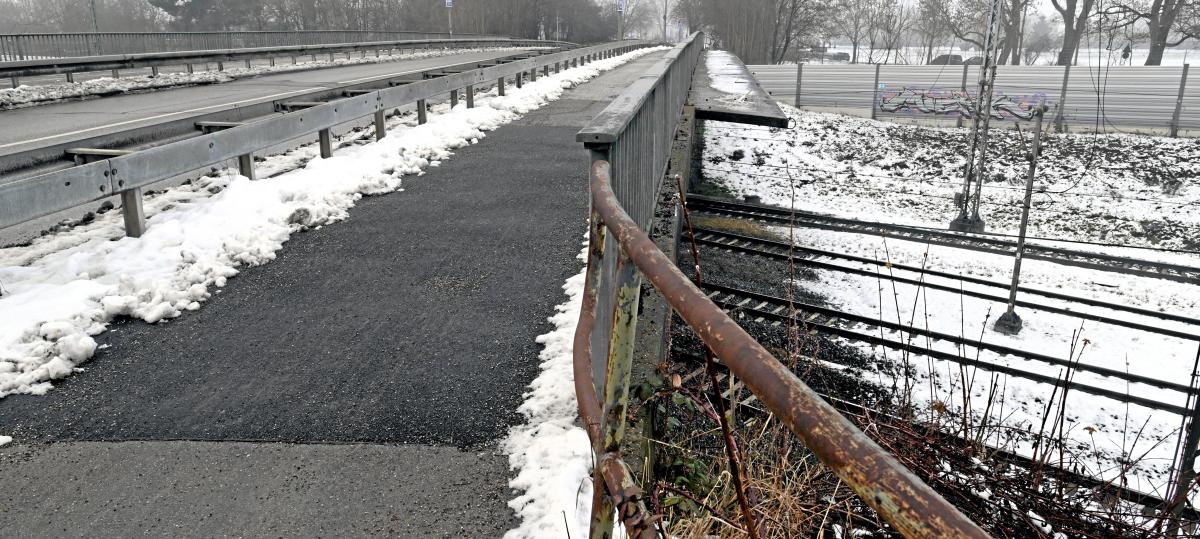 Frau wird von Zug erfasst und lebensbedrohlich verletzt – die Kripo in Augsburg ermittelt