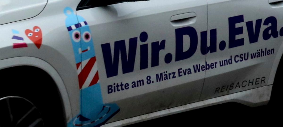Auf Eva Webers Wahlkampfauto klebt ein Christkindlesmarkt-Poller