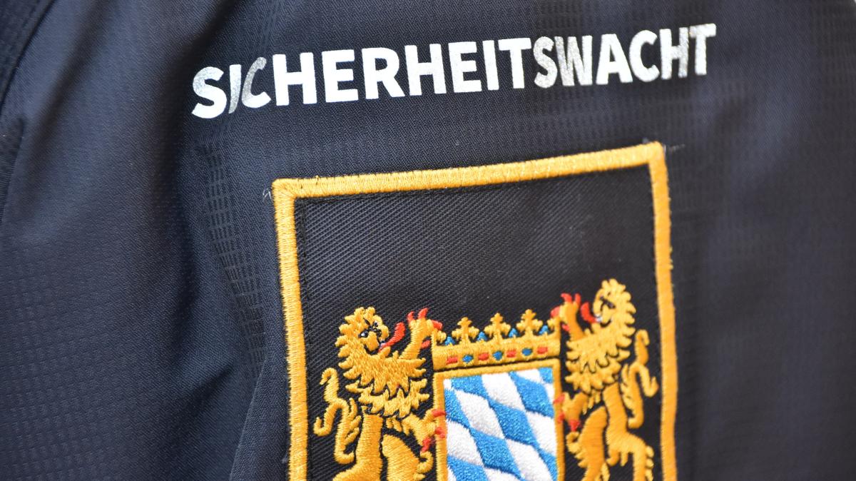 Sicherheitswacht-erwischt-Frau-bei-Fahr-bungen-auf-dem-Festplatz