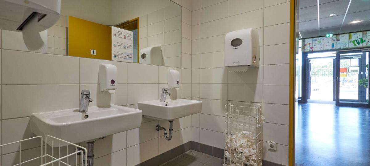 Auf der Schultoilette: Jugendliche zünden Toilettenpapier an