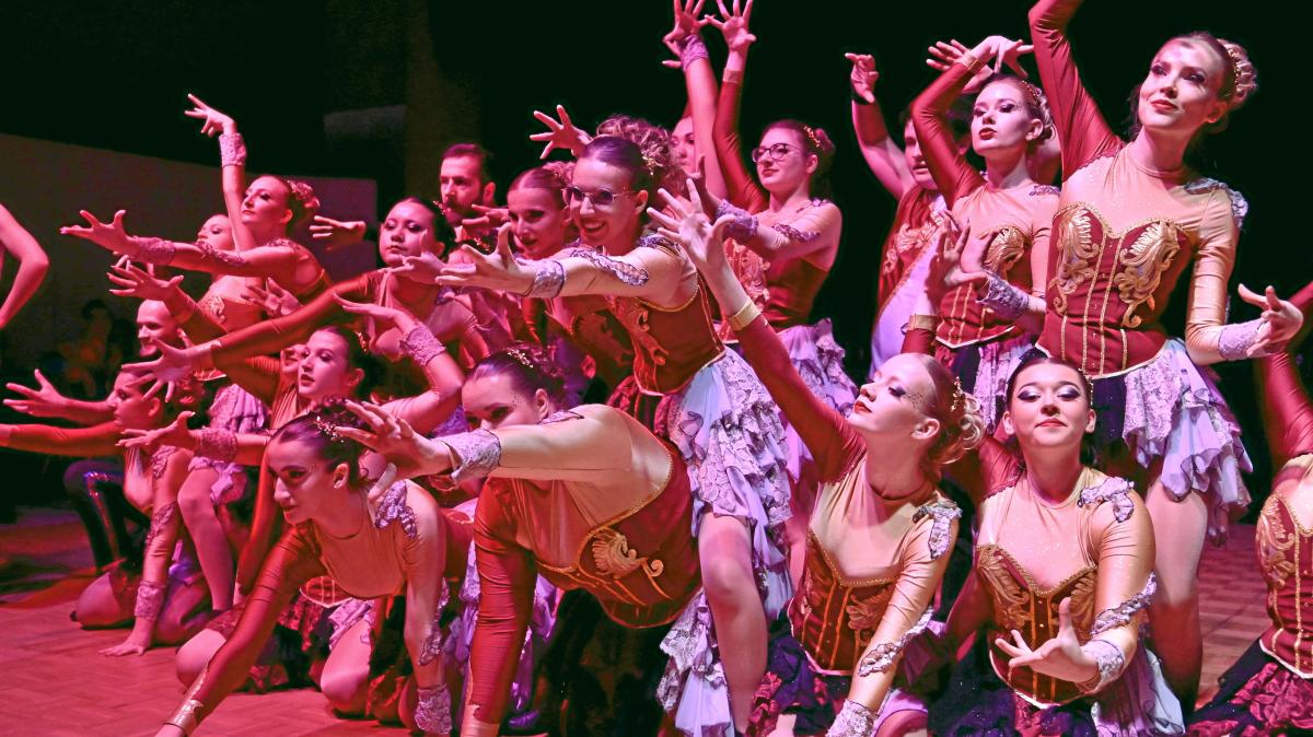 Ein-bunt-schillernder-Abend-voller-Showtanz-und-Begeisterung