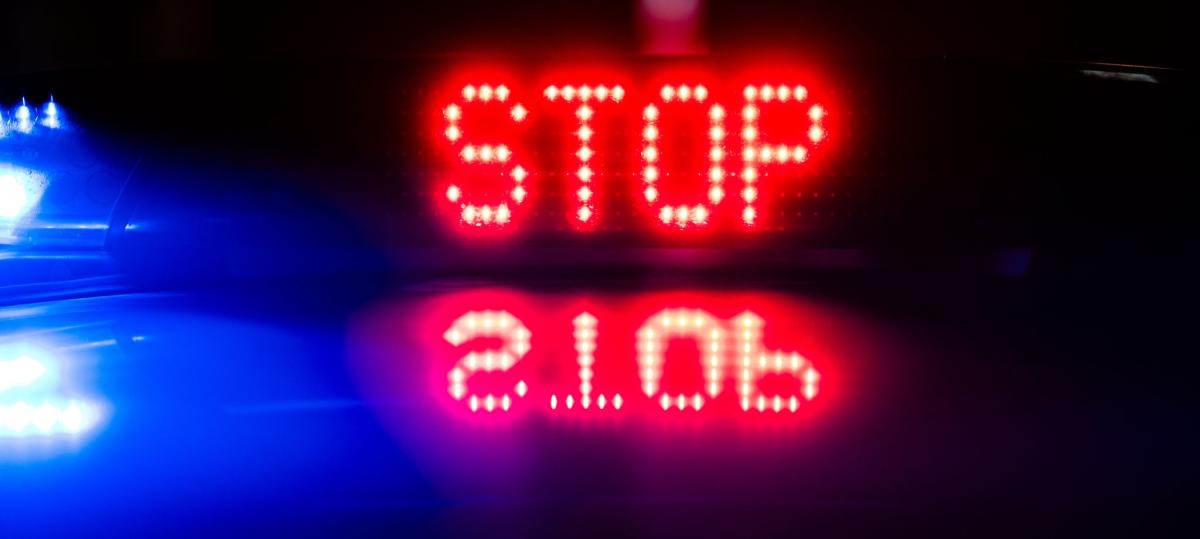 Verbotenes Autorennen: Junge Fahrer rasen nachts mit bis zu 130 km/h durch die Stadt