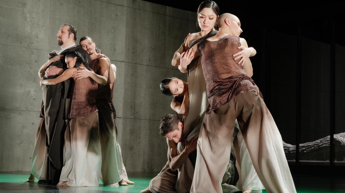 Tr-stlich-und-erstaunlich-lebendig-Mozarts-Requiem-inszeniert-als-Tanztheaterst-ck