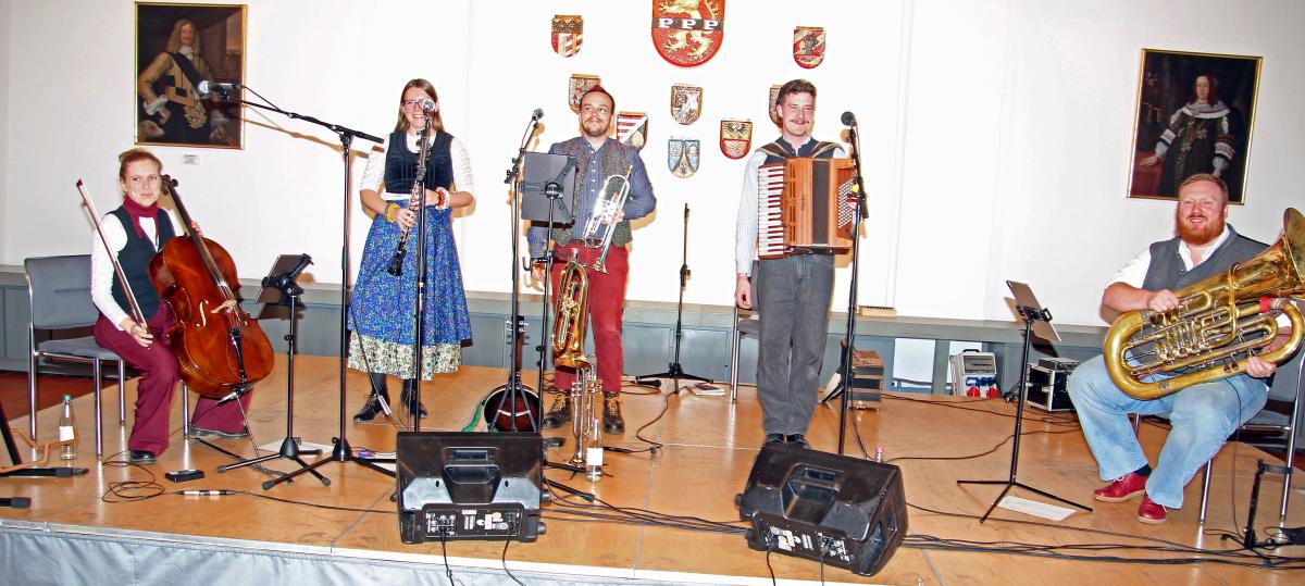 Virtuose Volksmusik trifft Jazz und Klezmer: „schwäbischwild“ begeistert in Illertissen