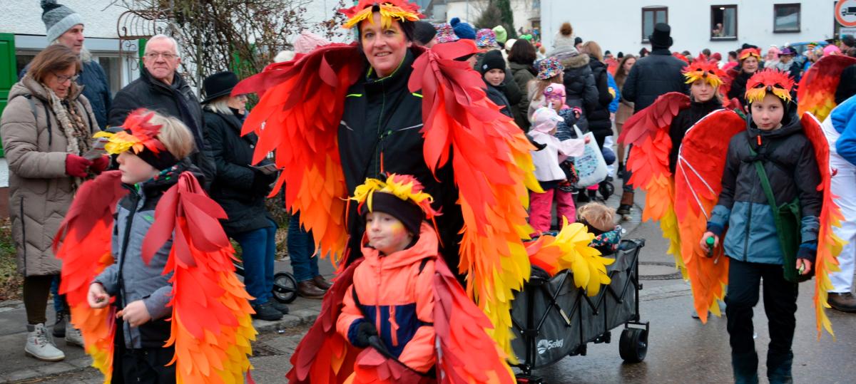 Geballte Ladung Fröhlichkeit: So ausgelassen war der Gaudiwurm in Kettershausen