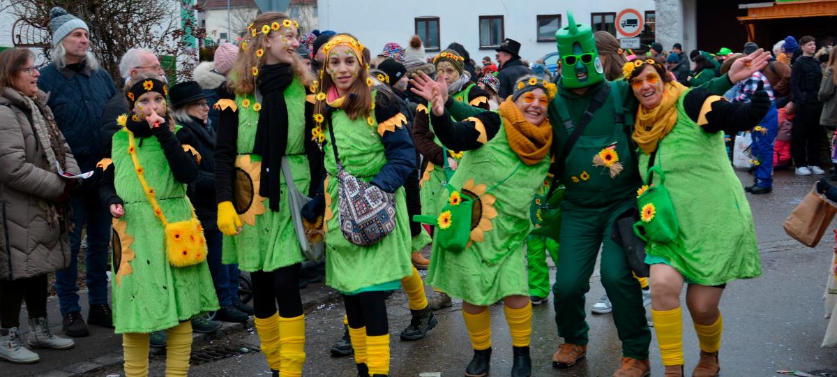 Ausgelassen, kreativ und bunt: Der Kettershauser Gaudiwurm in Bildern