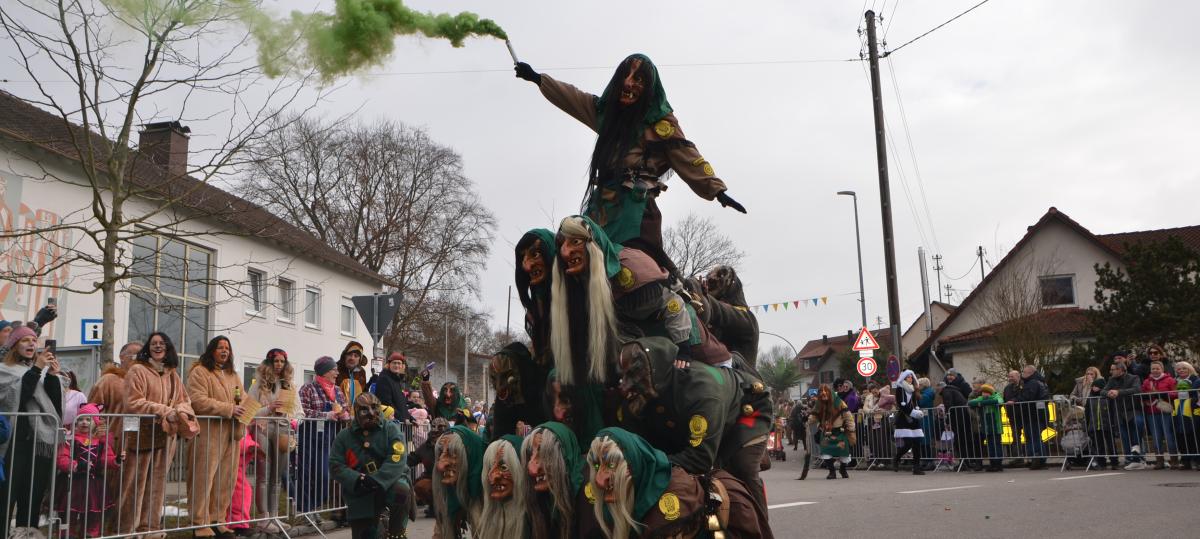 Von Samba-Rhythmen bis Waldhexen: Au verwandelt sich beim Faschingsumzug in ein Farbenmeer