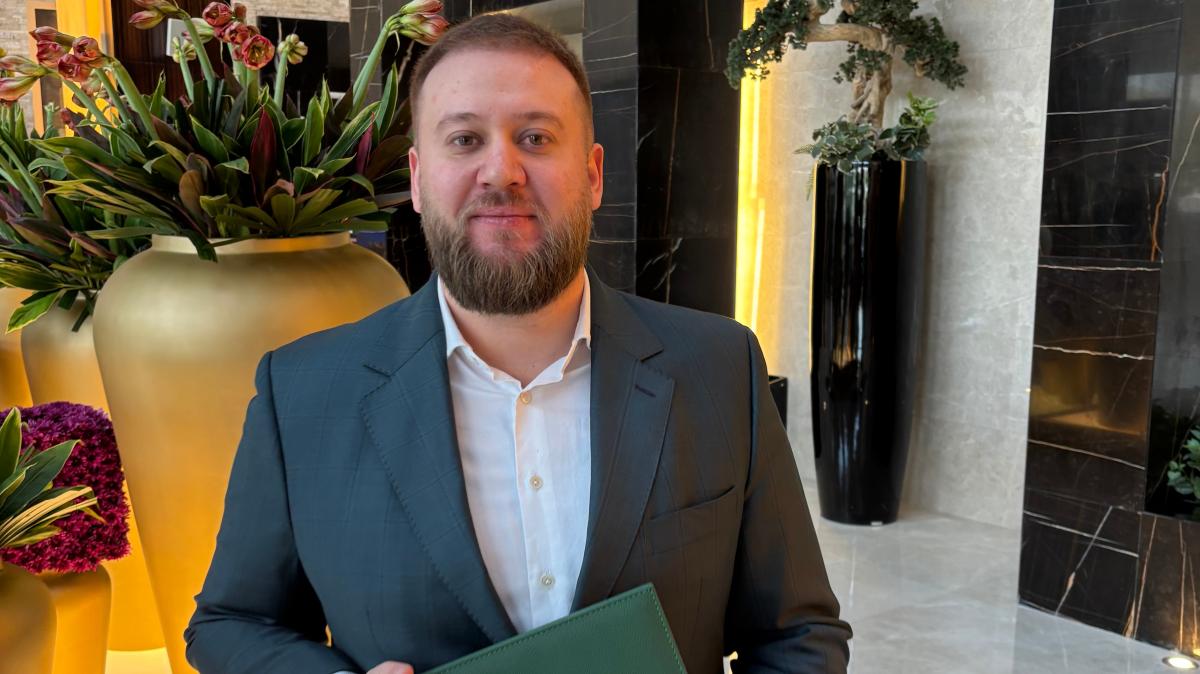 Wie-der-Cousin-von-FCA-Spieler-Wolf-die-Pilger-in-Mekka-besser-versorgt