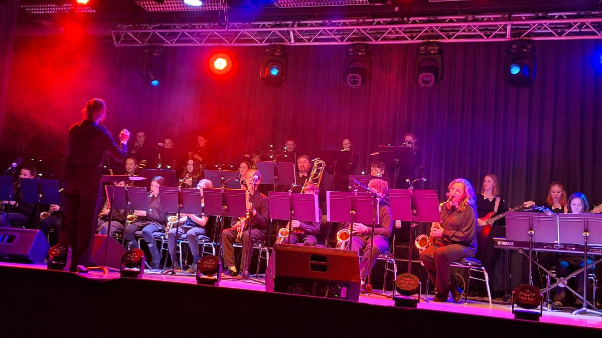 Von-Rock-n-Roll-bis-Musical-Die-Big-Band-des-Gymnasiums-pr-sentiert-bekannte-Ohrw-rmer