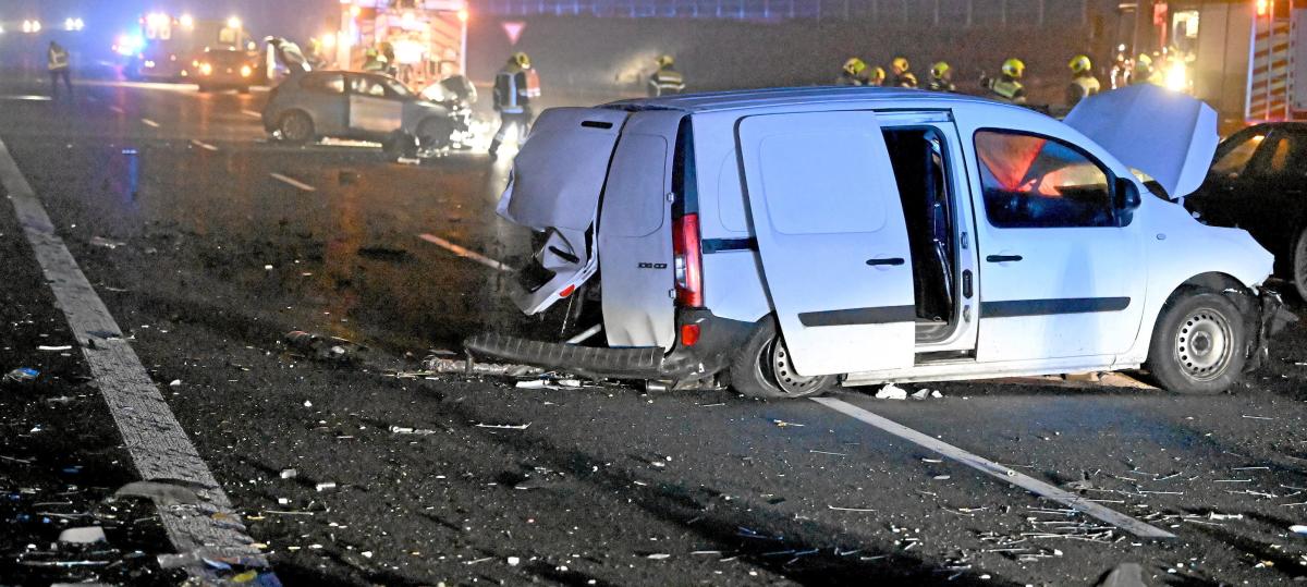 Stau nach schwerem Unfall auf A8: Vier Verletzte und größeres Trümmerfeld