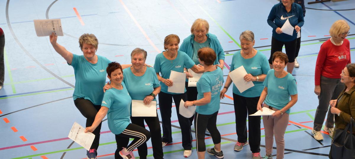 Schülerinnen und Schüler des Kollegs bieten Gesundheitscheck für Ältere an