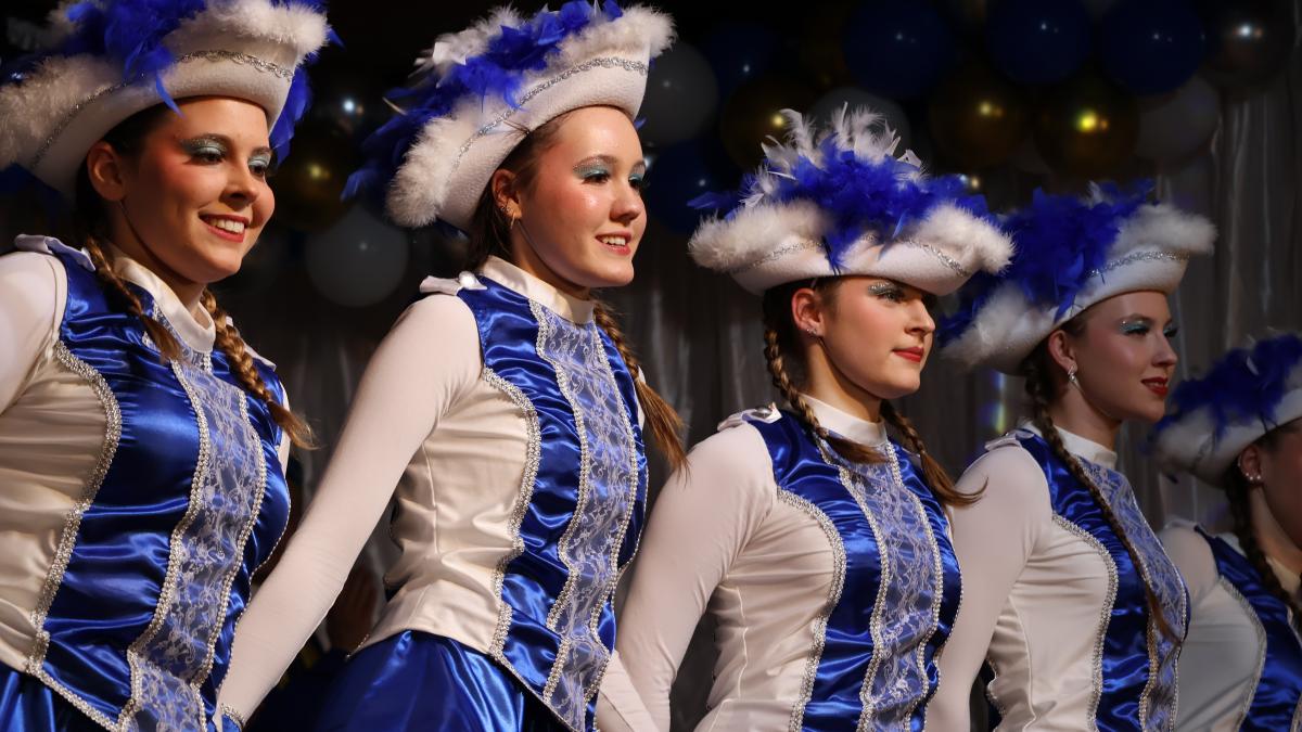 Appelle-zur-Demokratie-und-Solidarit-t-beim-Fasching-in-Go-mannsdorf