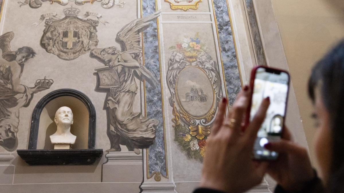 Meloni-will-kein-Engel-sein-Fresko-in-Rom-l-st-Debatte-um-Personenkult-aus