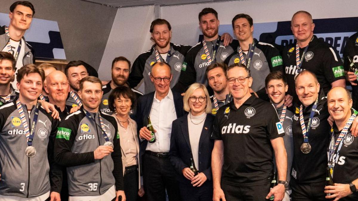 -Sehr-zum-Wohl-allerseits-So-schlug-sich-der-Kanzler-in-der-Handball-Kabine