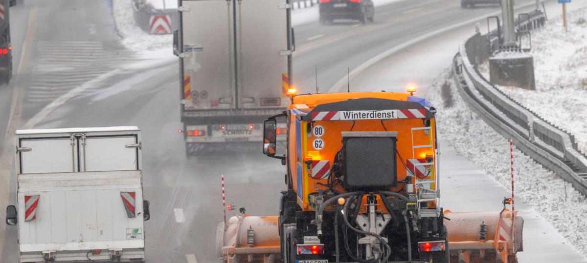 Eisplatten fallen von Lastwagen und beschädigen ein Auto auf der A7