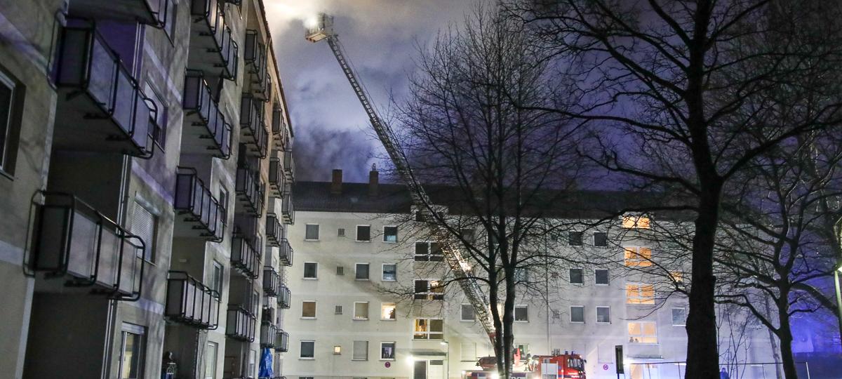 Flammen schlagen meterhoch aus Dachstuhl: Mehrfamilienhaus im Hochfeld brennt in der Nacht