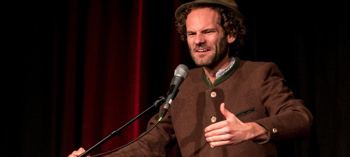 „Schieße manchmal übers Ziel hinaus“: Maxi Schafroth entschuldigt sich auf offener Bühne für Grönland-Aktion