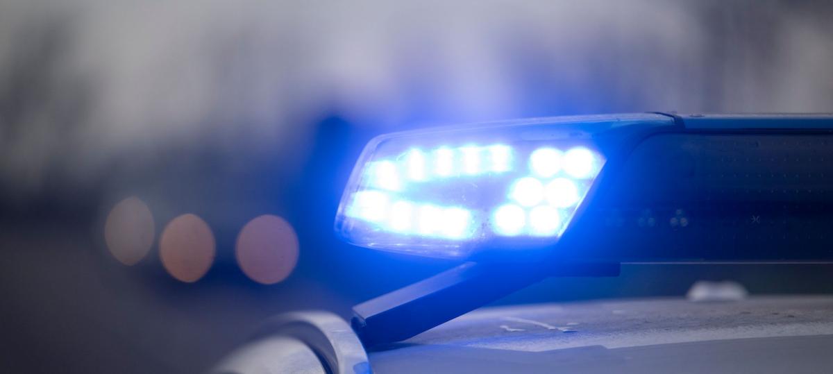 Vorfahrt missachtet: Unfallverursacher flüchtet nach Zusammenstoß