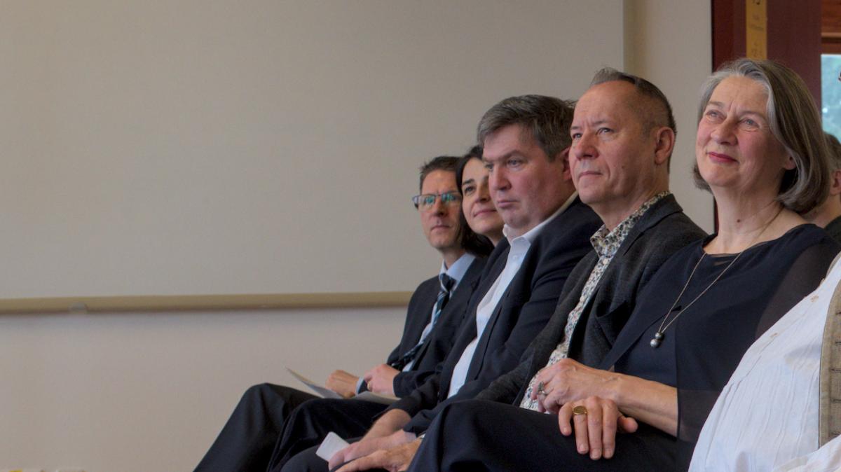 -Bewahrt-mir-meine-Rose-gut-Neue-ra-am-Montessori-Campus-in-Wertingen