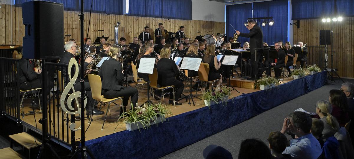 Das Bezirksorchester schickt das Publikum nach Armenien und Irland