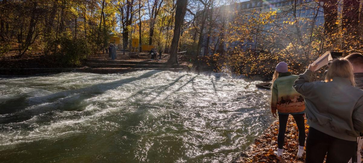 Versuch an der Eisbachwelle in München verschoben: Neuer Ärger zwischen den Surfern und der Stadt