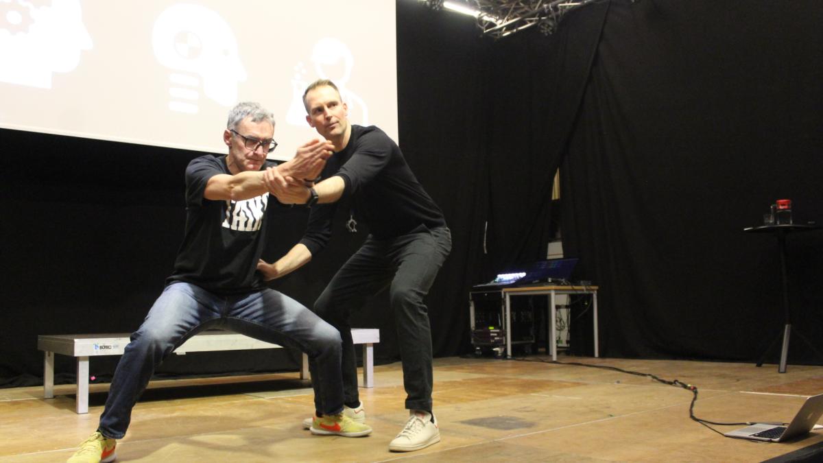 Medienkonsum-oder-mehr-Bewegung-Ex-Fu-ballprofi-spricht-sich-f-r-Handyverbot-an-Schulen-aus